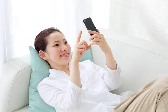 รูปภาพ:http://mobilemarketingmagazine.com/wp-content/uploads/2014/07/Asian-woman-using-smartphone-on-sofa-living-room.jpg