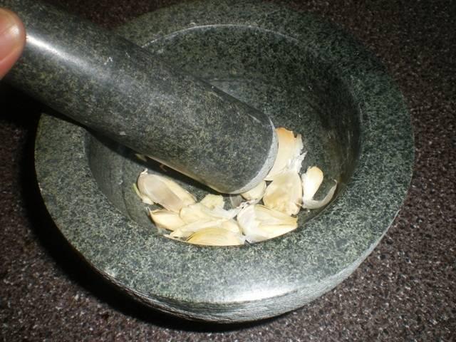 รูปภาพ:http://panlasangpinoy.com/wp-content/uploads/2010/08/Toasted-Garlic-Step1.jpg