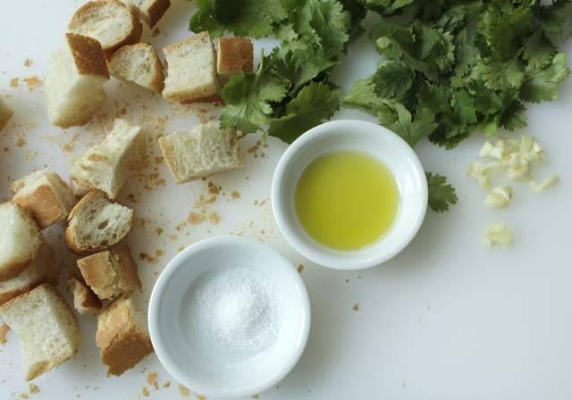 รูปภาพ:http://fatpiginthemarket.com/wordpress/wp-content/uploads/2012/08/sopa-a-alentejana-bread-cilantro-olive-oil-salt.jpg