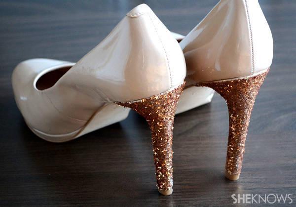 รูปภาพ:http://cdn.sheknows.com/articles/2012/12/diy-glittery-heels-main.jpg