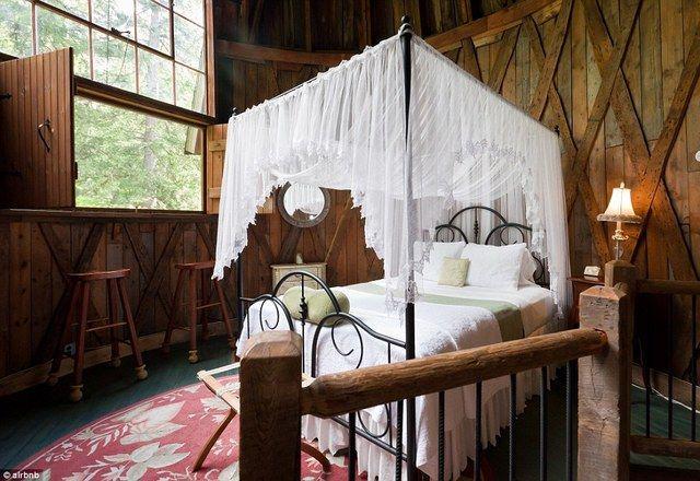 รูปภาพ:http://cdn.decoist.com/wp-content/uploads/2017/02/Precious-four-poster-bed-defying-the-laws-of-rustic-decor-.jpeg