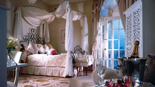 รูปภาพ:http://cdn.decoist.com/wp-content/uploads/2017/02/Bedroom-with-elegant-styling-and-a-touch-of-boho-chic.jpeg