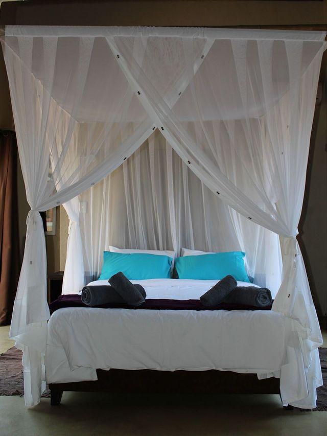 รูปภาพ:http://cdn.decoist.com/wp-content/uploads/2017/02/Four-poster-bed-with-white-canopy-curtains-and-turquoise-pillows.jpeg