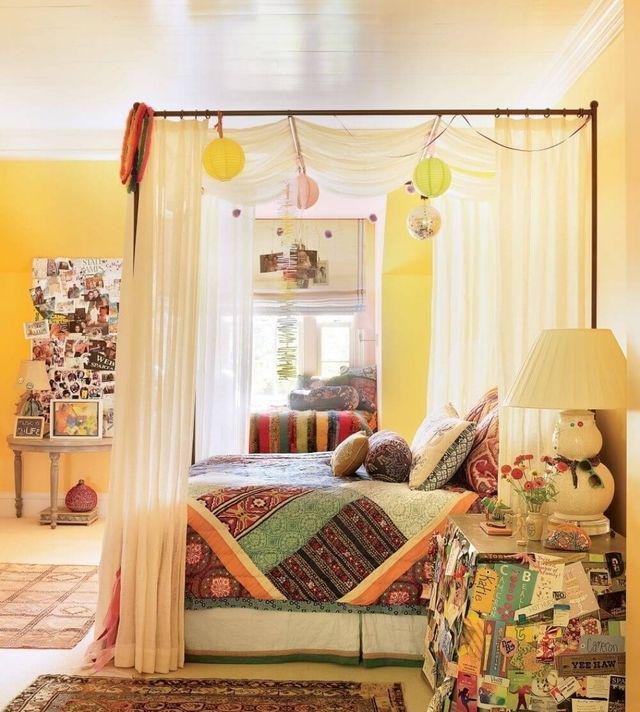 รูปภาพ:http://cdn.decoist.com/wp-content/uploads/2017/02/Boho-bed-with-colorful-bedding-and-simplistic-white-bed-frame-curtains.jpeg