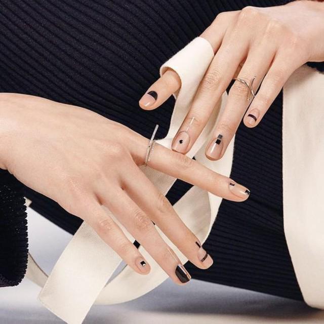 ตัวอย่าง ภาพหน้าปก:แต่งเล็บให้สวยเก๋ด้วยลวดลายสุดเรียบง่ายสไตล์ Minimal Nails!