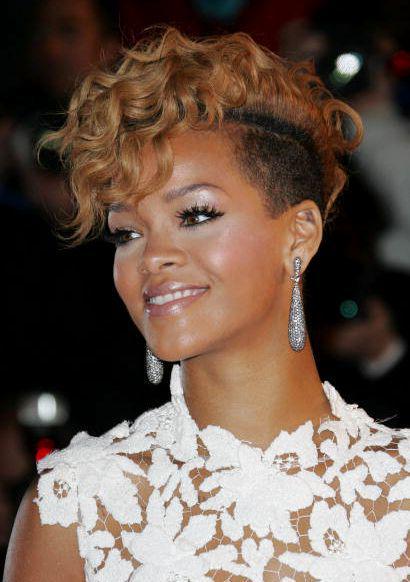 รูปภาพ:http://static.becomegorgeous.com/img/arts/2013/8/rihanna-s-short-haircuts-best-styles-over-the-years/gallery_big_rihanna-blonde-curly-fauxhawk.jpg