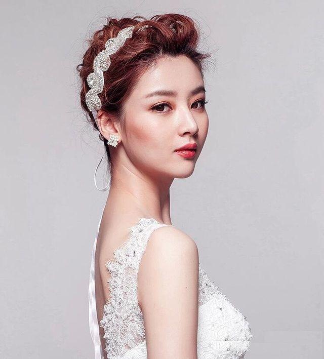 รูปภาพ:https://img03.rl0.ru/358a9aae7dcc480de08013508e21d2d3/c742x822/hairzstyle.com/wp-content/uploads/2015/09/7-best-korean-girls-hairstyle-ideas-for-wedding-7.jpg