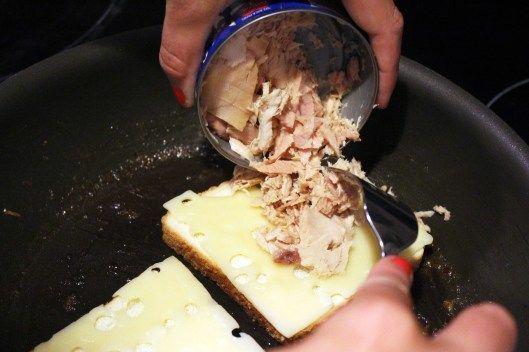 รูปภาพ:https://i1.wp.com/funnyloveblog.com/wp-content/uploads/2012/08/spoon-tuna-on-cheese.jpg?resize=529%2C352
