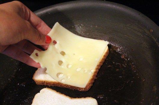 รูปภาพ:https://i2.wp.com/funnyloveblog.com/wp-content/uploads/2012/08/one-slice-of-cheese-first1.jpg?resize=529%2C352