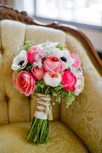 รูปภาพ:http://d2ktfdr1kgdrl7.cloudfront.net/20160316125926/soft-pink-wedding-bouquets-to-fall-in-love-with-amanda-watson-photography-334x500.jpg