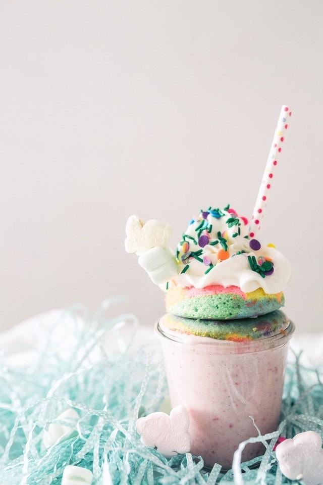 รูปภาพ:https://images.britcdn.com/wp-content/uploads/2017/03/StrawberryFreakshakes-NW-4.jpg?fit=max&w=800