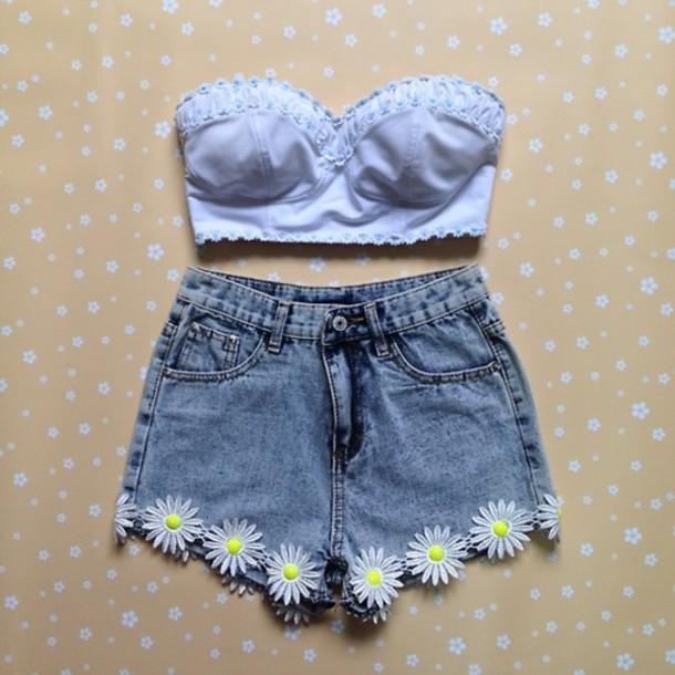 รูปภาพ:http://picture-cdn.wheretoget.it/ijkuc3-l-610x610-shorts-summer-clothes+dress-blue+shirt-denim+vintage+levis-cut+shorts-pink+flowers-daisies-high+waisted+shorts-clothes-tank-cute+shorts-denim-trendy-autumn-cool-cute-hippie-hipster.jpg