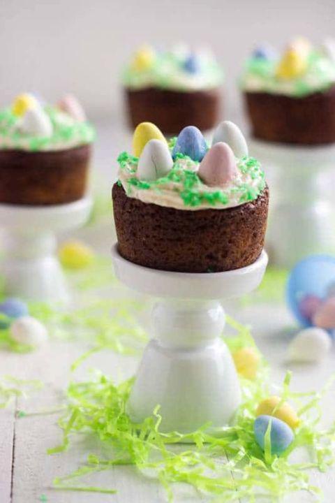 รูปภาพ:http://ghk.h-cdn.co/assets/17/03/480x720/gallery-1484937833-mini-easter-carrot-cake-cupcakes-3.jpg