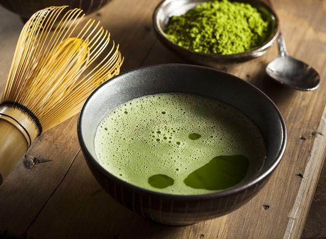 รูปภาพ:https://rhulseaninbeauty.com/wp-content/uploads/2015/11/matcha-green-tea-powder-wisk.jpg