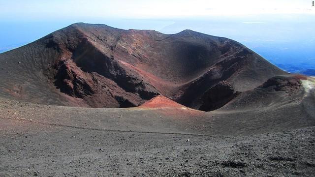 รูปภาพ:http://i2.cdn.cnn.com/cnnnext/dam/assets/131028115609-mount-etna-volcano-sicily-12-horizontal-large-gallery.jpg