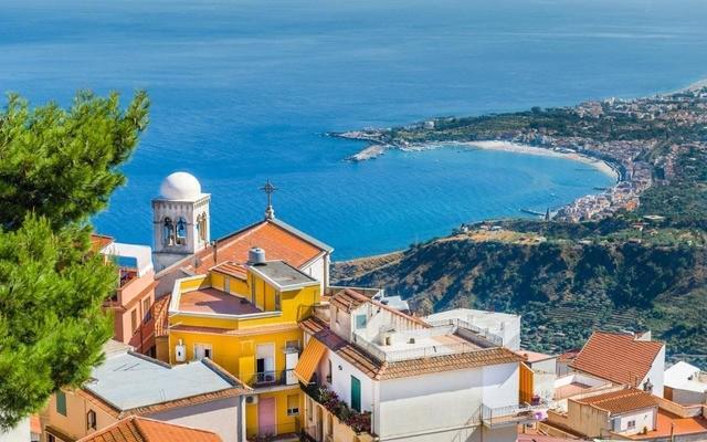 รูปภาพ:http://www.telegraph.co.uk/content/dam/Travel/Destinations/Europe/Italy/Sicily/Sicily---Overview---Taormina-view-xlarge.jpg