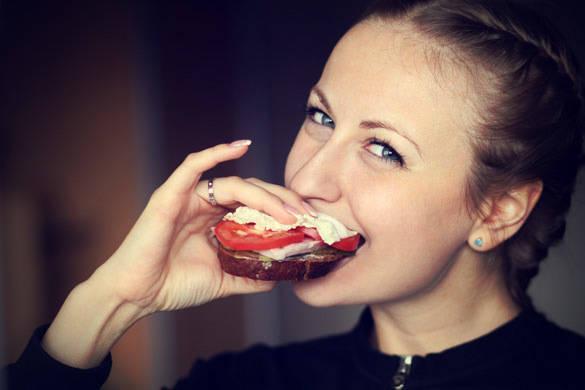 รูปภาพ:http://youqueen.com/wp-content/uploads/2012/10/Woman-eating-sandwich-with-tomato-and-mozzarella-.jpg