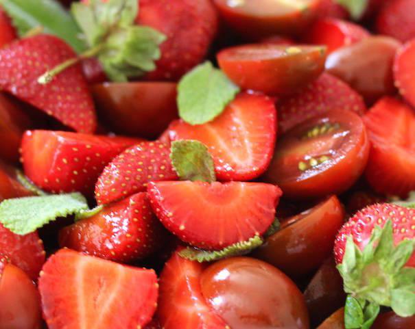 รูปภาพ:http://www.americas-table.com/wp-content/uploads/2015/07/Strawberry-tomato-salad-photo-5-July-22.jpg