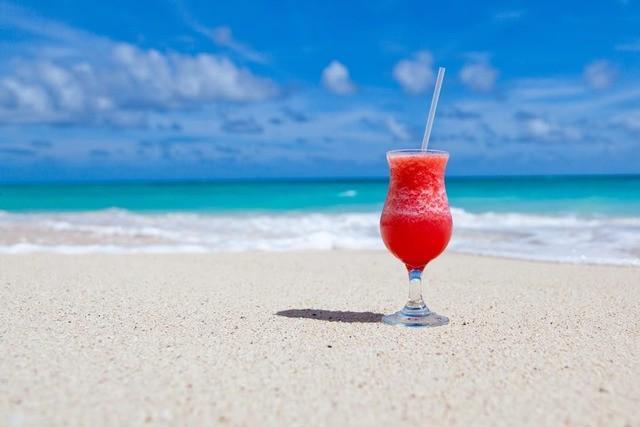 รูปภาพ:https://images.pexels.com/photos/68672/beach-beverage-caribbean-cocktail-68672.jpeg?w=940&h=650&auto=compress&cs=tinysrgb