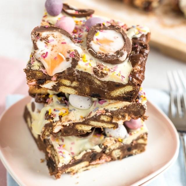 ภาพประกอบบทความ Creme Egg Rocky Road เมนูขนมอร่อยเพลิน กินชิ้นเดียวไม่เคยพอชัวร์