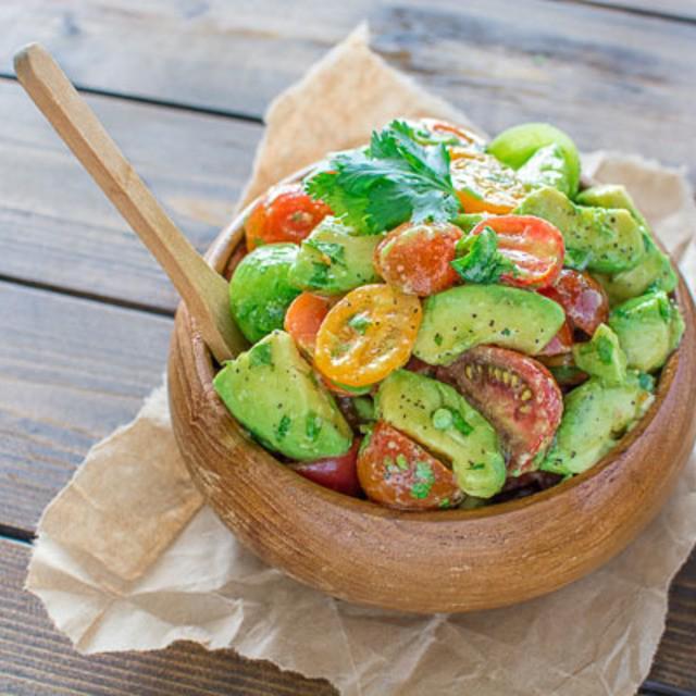 ภาพประกอบบทความ Tomato Avocado Salad เมนูสลัดมะเขือเทศอโวคาโด อร่อยง่ายๆ อิ่มสบายท้อง กินแล้วผอม