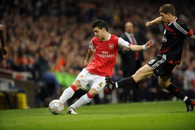รูปภาพ:http://stock.wikimini.org/w/images/b/b0/Football-Arsenal_vs_Liverpool-Cesc_Fabregas_et_Steven_Gerrard-94.jpg