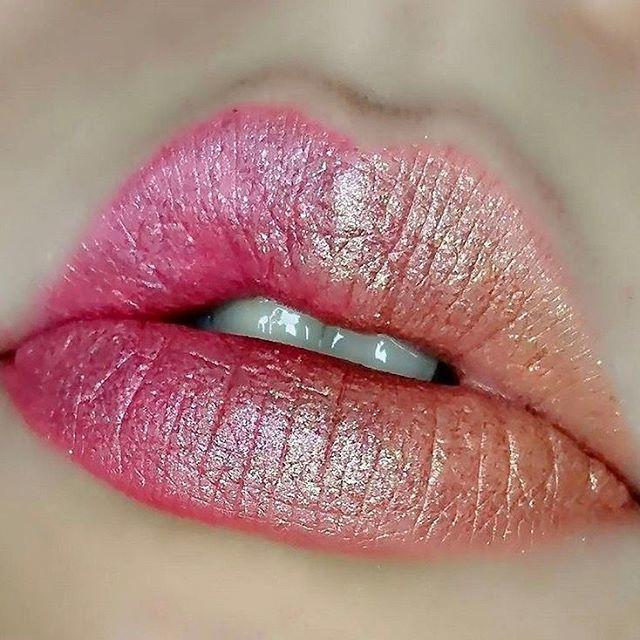 ภาพประกอบบทความ รวมไอเดีย 'Lip Makeup' ทาริมฝีปากสีสวย กับการทาไล่สีมากกว่า 2 สี ปังแรง