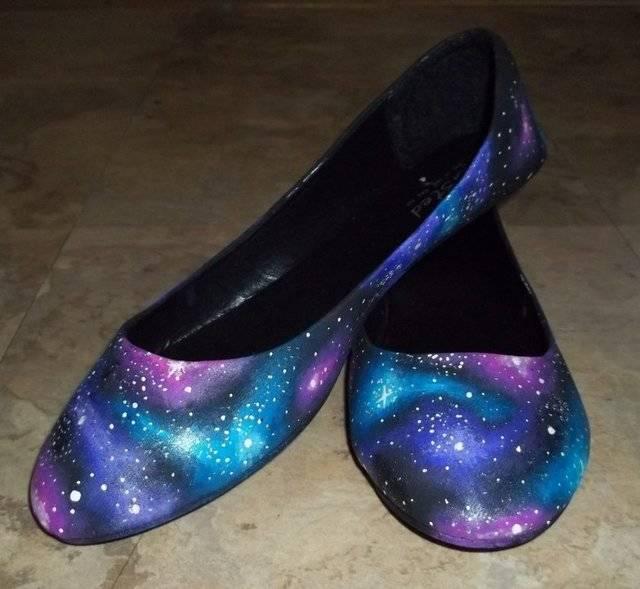 รูปภาพ:http://orig05.deviantart.net/d8ce/f/2012/239/3/a/so_sorry_i__m_even_more_flawless_galaxy_shoes_by_poisons_sanity-d5cn0jg.jpg