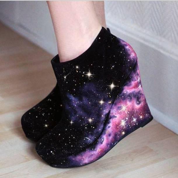 รูปภาพ:http://picture-cdn.wheretoget.it/y5b7ez-l-610x610-shoes-black-stars-galaxy-wedges-shoes+black+wedges-heels-galaxy+shoes-steve+madden-wade+wedges.jpg