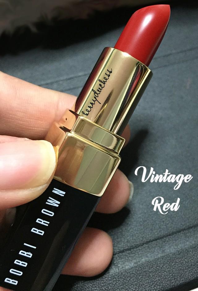 รูปภาพ:https://berryduchess.files.wordpress.com/2014/11/bobbi-brown-vintage-red-lipstick-review.jpg