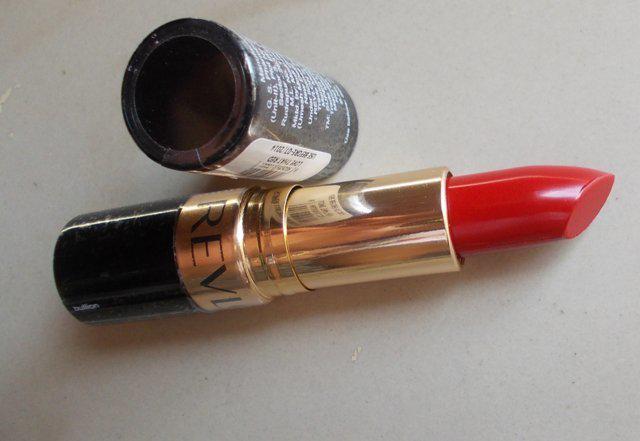 รูปภาพ:https://makeupandbeauty.com/wp-content/uploads/2013/03/Revlon-Super-Lustrous-LIpstick-Certainly-Red-9.jpg