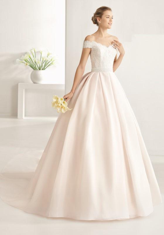 รูปภาพ:http://dfi5wu8thl82p.cloudfront.net/wp-content/uploads/2017/03/Two-By-Rosa-Clara-satin-princess-ball-gown-with-lace-applique-detail-01-560x800.jpg