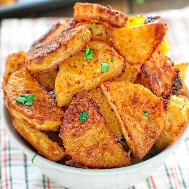 ภาพประกอบบทความ Parmesan Crusted Potatoes เมนูมันฝรั่งอบสูตรเด็ด รับประกันกินเพลินเกินห้ามใจ