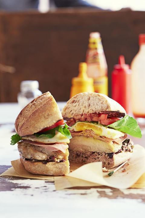 รูปภาพ:http://ghk.h-cdn.co/assets/15/12/480x720/gallery-1426614043-chicken-chivito-sandwich.jpg