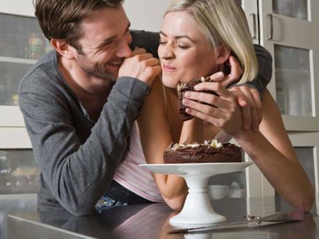 รูปภาพ:http://www.active.com/Assets/Nutrition/460/Couple-Eating-Cake.jpg