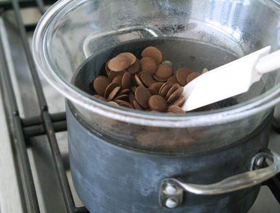 รูปภาพ:http://www.pastrypal.com/wp-content/uploads/2009/08/milk-chocolate-caramel-mousse-chocolate-melt-1.jpg