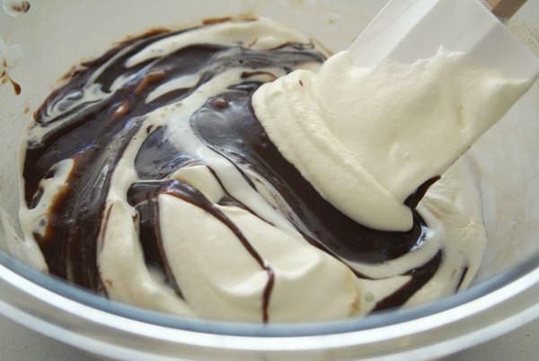 รูปภาพ:http://www.pastrypal.com/wp-content/uploads/2009/08/milk-chocolate-caramel-mousse-fold-cream-1.jpg