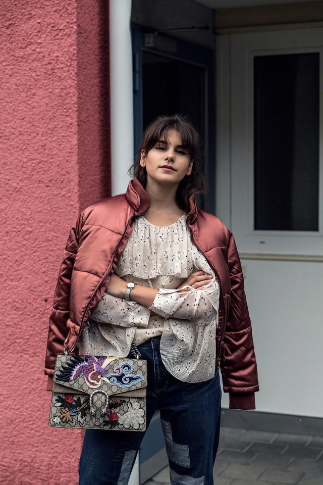 รูปภาพ:http://s3-eu-west-1.amazonaws.com/thefashionfraction/uploads/2016/10/28113602/The-Fashion-Fraction-For-Cluse-Watches-Personal-Style-Outfit-Inspiration-Satin-Bomber-Jacket-Gucci-Dionysus-Bag-Gucci-Mule-50.jpg