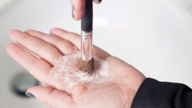 รูปภาพ:http://styleetcetera.net/wp-content/uploads/2016/02/The-Best-Ways-To-Clean-Your-Makeup-Brushes3.jpg