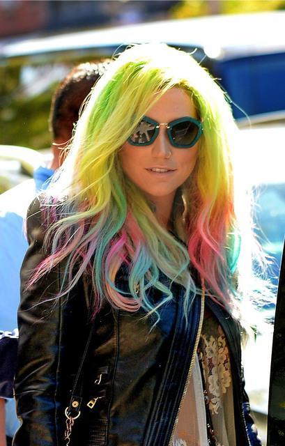 รูปภาพ:http://www.saschabreuer.com/blog/wp-content/uploads/2014/04/Keha-Coloured-Hair-Rainbow-Trend.jpg