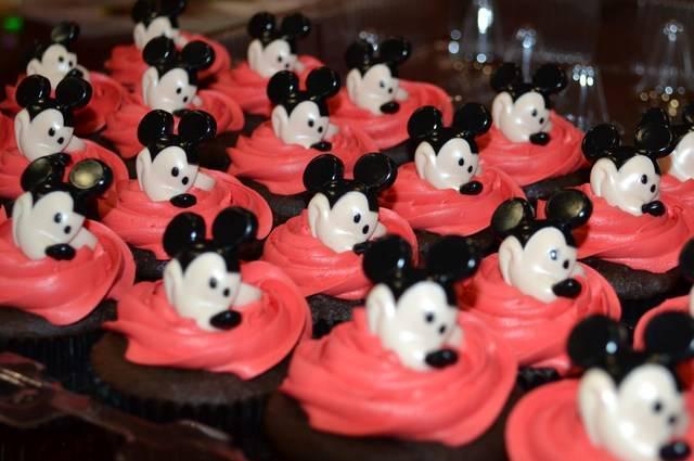 รูปภาพ:http://cakesbyerika.com/wp-content/uploads/2011/05/Mickey-Mouse-Cupcakes.jpg