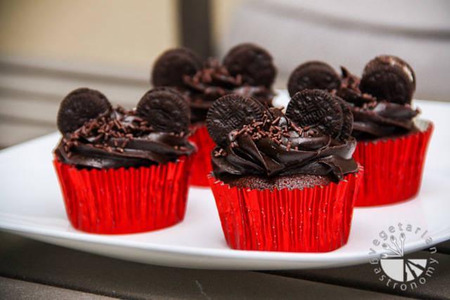 รูปภาพ:http://vegetariangastronomy.com/anjali/wp-content/uploads/2013/07/mickey-mouse-cupcakes-1.jpg