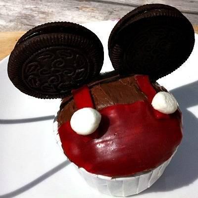 รูปภาพ:http://kidfriendlythingstodo.com/wp-content/uploads/2013/05/mickey-mouse-cupcake-display-two.jpg