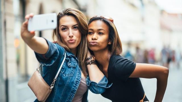 รูปภาพ:http://img4.thelist.com/img/gallery/hacks-for-better-selfies/do-the-duck-face.jpg