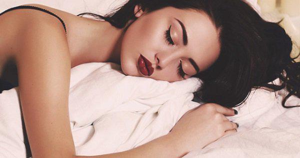 รูปภาพ:https://s4.scoopwhoop.com/anj/sleeping-with-makeup-feature/261935249.jpg