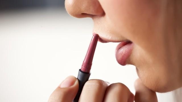 รูปภาพ:http://img4.thelist.com/img/gallery/8-lipstick-mistakes-youre-probably-making/youre-not-using-lip-liner.jpg