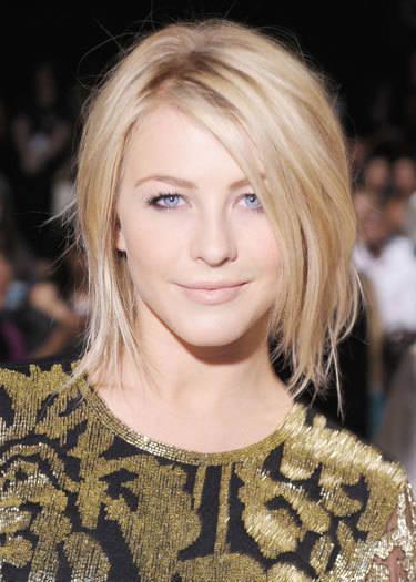 รูปภาพ:https://houseofivey.files.wordpress.com/2012/09/hbz-12-chic-haircuts-julianne-hough-lgn.jpeg