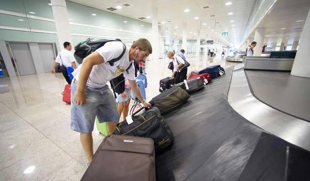 รูปภาพ:http://www.copybook.com/media/airport/profiles/check-in-equipment-baggage-handling-systems/migrated/images/Barcelona-Airport-Baggage-Carousel.jpg