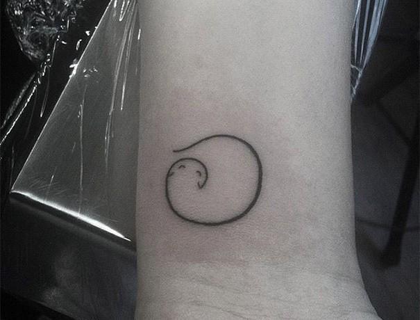 รูปภาพ:http://static.boredpanda.com/blog/wp-content/uploads/2016/02/small-minimalist-tattoo-ideas-inspiration-52__605.jpg