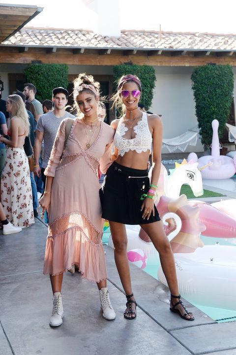 รูปภาพ:http://hbz.h-cdn.co/assets/17/15/480x721/coachella-2-_taylor-hill-and-lais-ribeiro.jpg